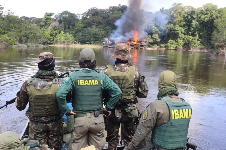 50 embarcações ligadas ao garimpo ilegal no Amazonas foram desativadas em ação conjunta na TI Vale do Javari